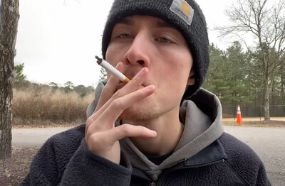 Лечение зависимости от табакокурения в Дивногорске Мужчина с сигаретой делает затяжку