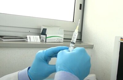 Проведение кодирования Вивитролом в Дивногорске Шприц с Вивитролом в руках у врача